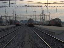 Da geht nichts mehr! Gestrandete Z�ge in P�ffikon SZ infolge des grossen Black-Outs: Links der IR Chur-Z�rich, in der Mitte Re 4/4 II 11141 mit IR Z�rch- Chur, rechts noch eine Re 4/4 II der ersten Serie mit dem EC Z�rich-Wien am 22.6.2005