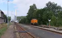 Wenn sich in Blankenstein die Schranken schlie�en und keine Lok oder Triebwagen im Bahnhof von Blankenstein stehen, dann gibt es (ein technischer Defekt ausgeschlossen) nur zwei M�glichkeiten.
Es kommt ein Zug oder Triebfahrzeug �ber die KBS 557 - Bahnstrecke 6683 - aus Richtung (Bad) Lobenstein oder es kommt eine Werkslok aus dem Anschlu�gleis der ZPR.

Werklok 4 , V 60 (Ost), LEW Baujahr 1979, kommt �ber das Werksgleis von der ZPR zum Bahnhof Blankenstein.

Der FDL hat die Wagenpapiere �bergeben und die V 60 Ost f�hrt zur Abstellung um Wagen abzuholen.
Die V 60 war nie eine  Reichsbahnerin , sie wurde direkt von LEW an die Zellstofffabrik geliefert.

Blankenstein/Saale - 20.08.2013