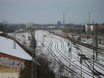 Winter 05/06,noch fahren die 146 mit ihren Dostos,nur 3 Monate sp�ter ist das Geschichte gewesen.
Ganz weit hinten,hinter dem Ablaufberg,befindet sich der zweite Teil des ehemaligen Wormser Gbf,dieser wird jedoch nicht mehr genutzt,und sieht dementsprechend aus.