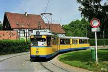 Lange Zeit bot die Schleife  Breilsort  in Frohnhausen ein ansprechendes Fotomotiv. Inzwischen musste das Fachwerkhaus einem Neubau weichen, und dann hat die EVAG auch noch die Fahrleitungsmasten an die Innenkurve versetzt, womit das Motiv endg�ltig  gestorben  ist. Hier ein Bild aus besseren Tagen: Tw 1854 am 11. Juni 1997.