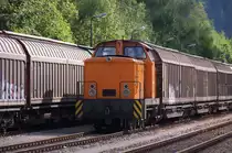 Reger G�terverkehr im Th�ringer Schiefergebirge! - Viele Bahnstrecken sind heute G�terverkehr frei!
Nicht die Nebenbahn nach Blankenstein und Ebersdorf-Friesau.
Die ZPR (Zellstoff- und Papierfabril Rosenthal) in Blankenstein an der Saale und die Firma Klausner Holz in Ebersdorf-Friesau sorgen f�r einen erheblichen G�terverkehr.
Es verkehren Stammholzz�ge, sowie Hackschnitzelz�ge und auch Kesselwagen mit Laugen und Chemikalien werden bef�rdert.
Au�erdem werden Papierrollen und Papiererzeugnisse abgefahren.
Die Versorgung geht vom Bahnknoten Saalfeld aus. In Bad Lobenstein kreuzen die Z�ge und die Z�ge nach Ebersdorf-Friesau �ndern dort die Fahrtrichtung.
Befahren werden die Bahnstrecken 6683 Triptis - (Ebersdorf-Friesau) - Unterlemnitz - Lobenstein - Blankenstein - (Marxgr�n) und die Strecke 6686 Hockeroda - Unterlemnitz, nat�rlich benutzen die Z�ge aus und nach Saalfeld auch noch Strecke 6383 Leipzig - Gera - Saalfeld - Probstzella.

Werklok 4 der ZPR hat einen Leerwagenpark aus der Abstellung (knapp an der bayerischen Grenze) am Haken und wird ihn in die ZPR bef�rdern.
20.08.2013