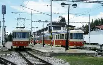Am 26.06.2001 verkehren noch die Altbautriebwagen der Reihe 420 auf den
elektrischen Tatrabahnen. Hier im Endbahnhof Strbske Pleso stehen gerade
zwei Garnituren am Bahnsteig. Rechts ist der Elektrotriebzug 420958 zu sehen.
Bei den elektrischen Tatrabahnen handelt es sich um eine meterspurige 
Schmalspurbahn.