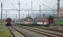 240 092-7 mit Regionalzug Os 5755 Levice/Lewenz (06:14) – Nov� Baňa/K�nigsberg (Gran) – �arnovica/Scharnowitz – �iar nad Hronom/Heligenkreuz (Gran) – Zvolen os. st./Altsohl Persbf. (08:12, werktags) f�hrt in den Zielbahnhof ein; 30.08.2013 