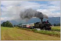 Nostalgie Total 2013 – 20 Jahre Museum Historama: Das gr��te Oldtimerfest K�rntens auf Stra�e und Schiene ging am 1. September 2013 in Ferlach �ber die B�hne. Den Auftakt machten 88.103 als Vorspann vor 93.1332 mit dem ersten „Planzug“ von Weizelsdorf nach Ferlach. Die Aufnahme zeigt den Zug kurz nach Kappel a.d. Drau.
 
http://www.nostalgiebahn.at/

