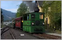 Adele wurde 1888 f�r die Budapester Stra�enbahn gebaut, kam sp�ter nach �sterreich/ Salzburg und wurde zur Diesellok umgebaut. Die MT Mariazell hat die Lok zur Dampflok r�ckgebaut (u.A. mit einem Kessel einer kleinen �AM Dampflok) und sie an die NBiK bzw. ein Mitglied verkauft. Danke an Adrian Geringer f�r die ausf�hrliche Beschreibung. Ferlach am 1.9.2013 anl�sslich der Nostalgie Total 2013.