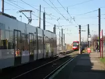 An einem in die Haltestelle  Merkenich  einfahrenden unbekannt gebliebenen Wagen vom Typ K4500 vorbei fotografiert bot sich dieseer Blick in die Wendeanlage am 12.3.07. wo ein weitere unbekannt gebliebene Bahn vom Typ K4500 abgestellt steht.