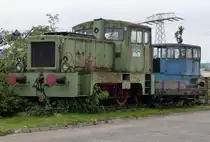 Kurz hinter dem Werkstor eines Schrottplatzes in Nordhausen steht diese heruntergekommene V23 mit einem alten SKL (?). Aufnahme entstand vor dem Werkstor. 03.09.2013

__.__.1964 		Auslieferung an VEB Landmaschinenbaukombinat Weimar  
18.02.1964 		Abnahme 
01.01.1979 		Kombinat Fortschritt Landmaschinen
                        VEB Weimar-Werke Sachsen   
__.10.1986 		an VEB Zellstoff- und Papierfabrik Trebsen,
                        Werk III Tannroda  4  
__.__.1990 		=> Papierfabrik Tannroda GmbH, Tannroda [D]   4  
__.05.1994 		an Resebeck Metallverwertung Nordhausen, Nordhausen [D] 
__.__.199x 		an NRH - Nordh�user Rohstoffhandel GmbH, Nordhausen [D]  
__.__.200x 		Aufstellung als Denkmal

(deutsche-kleinloks.de)