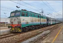 <U>Bella Calabria.</U>

In Rosarno vereinigen sich die alte Strecke am Meer und die Neubaustrecke der Ferrovia Tirrenica Meridionale (Rom-Neapel-) Salerno-Reggio Calabria (-Sizilien) wieder. Hier hält E 656 431 mit ihrem IC von Rom nach Reggio Calabria. Im August 2013.