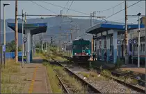 <U>Bella Calabria.</U>

Aln 668 1055 steht in Rosarno für die Fahrt auf der alten Strecke entlang des Meeres nach Lamezia Therme bereit. Der Weg über Capo Vaticano dauert ein wenig länger, ist aber wesentlich schöner, weil man immer den blauen Horizont in Sichtweite hat. Im August 2013.