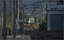 <U>Bella Calabria.</U>

Ein ALe 501 des Regionalverkehrs nimmt in Rosarno die Abkürzung über die Neubaustrecke von Rosarno nach Lamezia Therme. Im August 2013.
