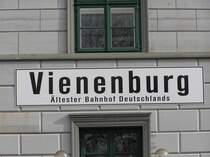 Bahnhofsschild vom �ltesten Bahnhof Deutschland am Bahnhofsgeb�ude.