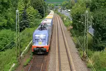 242.502/182 502-5  ZURG  von Hectorrail kommt aus Richtung K�ln mit einem Kuzen LKW-Zug aus Helsingborgs Central(S) nach Trier-Ehrang-Nord(D) und f�hrt in Koblenz auf der Rechte Rheinstrecke KBS 465 bei Bad-Honnef am Rhein bei Sommerwetter am 15.8.2013. 
