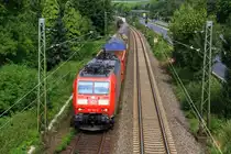 185 115-3 DB kommt aus Richtung K�ln mit einem Kurzen gemischten G�terzug aus K�ln-Gremberg nach S�den und f�hrt in Koblenz auf der Rechte Rheinstrecke KBS 465 bei Bad-Honnef am Rhein bei Sommerwetter am 15.8.2013. 