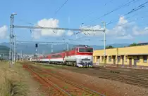 757 003-9 (ex 750 271-9) mit Fernzug R 821 „Horehronec“ („Der Obergraner“) Zvolen os. st./Altsohl Persbf. – Červen� Skala – Margecany/Margarethen (Kurswagen Bratislava – Margecany) lauft durch �stlichen Teil des Hauptbahnhofsanlage von Bansk� Bystrica/Neusohl; 30.08.2013