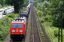185 367-0 DB kommt aus Richtung Koblenz mit einem langen gemischten G�terzug aus S�den nach K�n-Gremberg und f�hrt in Richtung K�ln auf der Rechten Rheinstrecke (KBS 465) bei Bad-Honnef am Rhein bei Sommerwetter am 15.8.2013. 