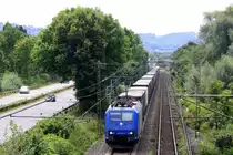185 535-2 von Crossrail kommt aus Richtung Koblenz mit einem langen GTS-Containerzug aus Piacenza(I) nach Zeebrugge-Ramskapelle(B) und f�hrt in Richtung K�ln,Aachen-West auf der Rechten Rheinstrecke (KBS 465) bei Bad-Honnef am Rhein bei Sommerwetter am 15.8.2013. 