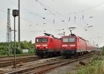 Sisteract mal in Grevenbroich, sehr sch�n lassen sich hier schon die Unterschiede der beiden Schwesterlokomotiven 143 090-9 und der 143 932 erkennen.
Beide trafen sich in Grevenbroich am Freitag den 30.8.2013 als sie Dienst auf der RB 27 von und nach M�nchengladbach taten.