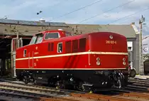 Sie erstrahlt �u�erlich wieder im vollen Glanze....

Die 280 007-6 der DP Deutsche Privatbahn (Altenbeken), ex DB V 80 007 am 17.08.13 in Siegen beim Lokschuppenfest vom S�dwestf�lischen Eisenbahnmuseums.

Die V 80 wurde 1951 bei MaK in Kiel unter der Fabriknummer 800002 gebaut und als V 80 007 an die DB geliefert, 1968 erfolgte die Umzeichnung in DB 280 007-6. Die z-Stellung und Ausmusterung erfolgte 1978 und sie wurde nach Italien an die FBN - Ferrovia Bari Nord verkauft hier verrichtet sie als V 80-1 ihren Dienst bis Anfang der 2000ter. 2009 wurde sie dann von der DP erworben und 2013 in Siegen optisch Aufgearbeitet.
