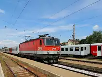 1144 015-5 trifft mit R/REX 5921 am Bahnhof Sch�rding ein; 130824