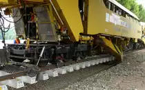 Schotterbettreinigungsmaschine im Einsatz, nachdem der alte Schotter unter dem Gleisbett entfernt wurde, wird hier links und rechts der seitliche Schotter aufgenommen und mittels F�rderb�ndern dem Reinigungswagen zugef�hrt, BSB-Strecke Gottenheim-Hugstetten, Aug.2013