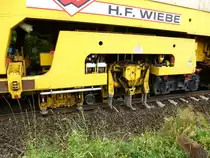 Schotterbettreinigungsmaschine im Einsatz, der gereinigte und auf das Gleisbett verteilte Schotter wird von der Maschine provisorisch gestopft, f�r die endg�ltige Gleislage kommt anschlie�end eine spezielle Stopfmaschine zum Einsatz, BSB-Strecke Gottenheim-Hugstetten, Aug.2013