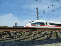 Hier einmal eine andere Sichtweise: Ein ICE f�hrt hier auf den Schienen in K�ln am 22.08.2013.