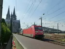 101 100-6 fahrt hier am 20.08.2013 mit einem IC zwischen dem K�lner Hbf und der Hohenzollernbr�cke.