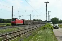 185 046-0 mit einem RedBull-Zug gen Norden am Nachmittag des 03.08.13 bei der Einfahrt in M�llheim (Baden) auf Gleis 13.
