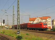 DB 145 077-4 mit einem G�terzug Rchtung Leipzig, am 22.08.2013 in Halle (S) Hbf.