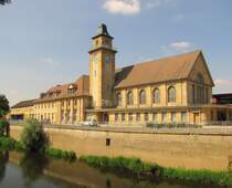 Das Bahnhofsgeb�ude mit der Wei�en Elster im Vordergrund, am 22.08.2013 in Zeitz.