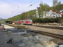 Der Bahnhof Hann. M�nden am 30.04.2006. Der Bahnhof wird richtig umgebaut und modernisiert. Heute (10.10.2006) immer noch. Einige Bahnsteige sind verschwunden. (2 u. 3) Z�ge Richtig Kassel halten jetzt auf Gleis 1 und Z�ge Richtung G�ttingen auf Gleis 4. Au�erdem sind die Bahnsteige auf Behindertengerechteh�he gebaut worden.