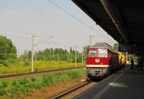 DGT 232 223-8 mit einem Bauzug Richtung Naumburg (S), am 22.08.2013 in Wei�enfels.