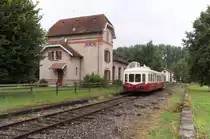Eisenbahnromantik vom Feinsten, dies erlebten wir auf unserer Fahrt mit dem Picasso auf der Strecke Attigny - Challerange am 24 August 2013.
Die einst zweigleisige Bahn f�hrt �ber weite Strecken am Fl��chen L`Aisne und am Canal des Ardennes, sowie am Canal de Vouziers vorbei.
Leider ist der Bewuchs teilweise ziemlich hoch, sodass oft ein Blick versperrt bleibt.
Daf�r entsch�digen aber die verbliebenen Bahnh�fe an der Strecke.
Interessant dass die auch noch sporadisch mit G�terz�gen befahrene Strecke fast ganz ohne aufwendige Signaltechnik auskommt.
Die Bahn�berg�nge werden je nach Systemwechsel per Magnet oder per Funk (vom Lokf�hrer oder Fahrtbegleiter) ausgel�st.
Ein gr�nes Signal zeigt dem Lokf�hrer, dass der B� ordnungsgem�� geschlossen ist.
Die H�chstgeschwindigkeit der Strecke betr�gt 40 Km/h.

Picasso (X 3800) h�lt im Bahnhof Vrizy - Vandy der Strecke Amagne - Lucquy � Revigny in der Region Champagne - Ardenne.