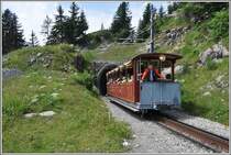 Der Oldtimerzug verl�sst den Gr�ttlitunnel auf der Alp Bigelti. (06.07.2013)