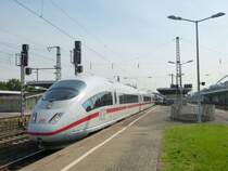 Ein ICE durchf�hrt hier K�ln Messe/Deutz in Richtung Hbf.
22.08.2013.
