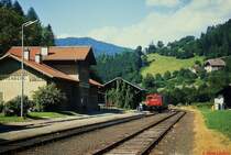 Im Sommer 1991 steht 2060 051-6 im Bahnhof Hüttenberg/Kärnten. Wegen der für die k. u. k. Monarchie wichtigen Erzvorkommen wurde die Bahn schon 1871 eröffnet. Nach der Einstellung des Erzabbaus Ende der 1970er Jahren verlor die Görtschitztalbahn an Bedeutung und Mitte der 1990er Jahre wurde nach der Einstellung des Personenverkehrs auch das Teilstück Wieting-Hüttenberg komplett stillgelegt.