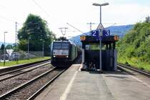 185 554-3 und 185 572-5 beide von MRCE kommen durch Schweich/Trier mit einem langen Kohlenleerzug aus Neunkirchen (Saar) nach Moers(Gbf) und fahren aus Richtung Trier-Ehrang in Richtung Koblenz auf der KBS 690 Moselstrecke bei Sommerwetter am 20.8.2013.