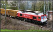 Unterwegs bei Botzelaer auf der Montzenroute in Belgien. Die Crossrail Class 66  mit einen Containerzug am Haken im Mai 2012.