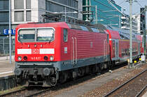 143 827-4 ( 91 80 6143 827-4 D-DB ), ex Fahrzeugnummer: 243 827-3, VEB Lokomotivbau Elektrotechnische Werke -Hans Beimler-, Hennigsdorf (LEW) 20277, Baujahr 1988, Eigentümer: DB Regio AG - Region Baden-Württemberg, Fahrzeugnutzer: Regionalverkehr Württemberg, [D]-Stuttgart, Bh Stuttgart, Erst-Bw Rostock,    erreicht am 07.09.2013 mit ihrem RE aus Tübingen am Haken Stuttgart Hbf