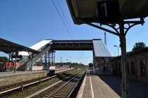 2013 im September . Eine Fu�g�ngerbr�cke �berspannt das Gleis 1 und 2( S-Bahn ) des Bf. K�nigs Wusterhausen bei Berlin. F�r den Neubau der Unterf�hrung wurde dieses Bauwerk geschaffen.