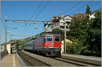 Die Re 4/4 II 11114 mit dem IR 1413 am 3. Sept. 2013 bei der Durchfahrt in St-Saphorin.