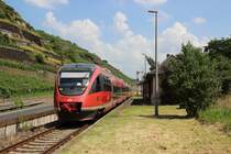 643 533 und ein weiterer 643 als RB 12638 (Bonn Hbf - Ahrbr�ck) beim Halt in Walporzheim am 06.07.13