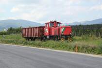 Die DE 2 der STLB bei Verschubarbeiten bei KM 12,0 der Landesbahn Gleisdorf - Weiz, im Vordergrund ist die neue (Bauarbeiten noch nicht abgeschlossen) Umfahrungsstra�e Preding - Weiz zu sehen, Die DE 2 gerade von einem Betriebsanschlussgleis kommend, hat gerade G�terwaggons in einem gro�en Werk im S�den von Weiz (Ortsgebiet Preding) abgeliefert und h�lt hier bis die Weiche nach einem kurzen Halt wieder gewendet wird und die DE 2 sich wieder auf den R�ckweg Richtung Weiz macht, Anfang September 2013 ( im Hintergrung sieht man eine typisch steirische Apfelplantage und wenn man genau hinschaut sieht man die schon fast reifen �pfel)
