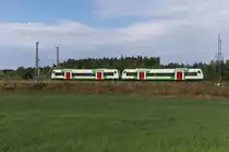 Laut Wikipedia waren wir in einer Ein�de....

Ein�de steht f�r Einzelsiedlung, alleinstehender Wohnplatz, so steht es in Wikipedia und so steht auch bei der Gemeinde Trogen im bayerischen Vogtland im Landkreis Hof:  Die Gemeinde besteht aus den Ortsteilen XY und den Ein�den ... wo runter auch die Ansiedlung F�hrig als Ein�de bezeichnet wird.
Also einsam ist es hier schon, nur manchmal f�hrt ein Traktor �ber das kleine Str��chen.
Aber die Hauptstrecke Plauen oberer Bahnhof nach Hof f�hrt an F�hrig vorbei.
Bei Km 153,0 sind zwei Regio Shuttle der Erfurter Bahn auf der Relation Hof - Gera unterwegs.
Bei Km 151,7 wird die Grenze zu Sachsen (ehemalige Staatsgrenze zur DDR) erreicht.
In Mehlheuer verl��t der Zug die Strecke Leipzig - Hof und biegt in Richtung Weida �ber Zeulenroda ab.

Die Elster Saale Bahn wird gut angenommen und die Triebwagen sind ganz ordentlich besetzt.
17.08.2013 Bahnstrecke 6362 Leipzig - Hof.