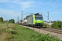 485 012-9 mit der RoLa 43637 (DGS 43637) von Freiburg im Breisgau nach Novara am Nachmittag des 04.08.13 in Buggingen.