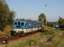 Der 842 012 als Os nach Nov� �dol� am 07.09.2013 bei der Einfahrt in Čern� v Po�umav�.