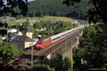 101 126 mit ihrer ex MET Garnitur als ICE am 06.09.2013 in Ludwigsstadt auf der Trogenbachbr�cke gen Norden. 
