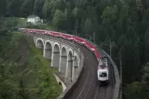 Herbstwetter am Semmering :
Am 24.08.13 zeigte sich das Wetter am Zauberberg von seiner pr�herbstlichen Seite.
Als der Ski-WM Railjet von Graz nach Wien Meidling �ber die Kalte Rinne nahe Breitenstein f�hrt, zeigte sich leider keine Nebelschwade im Bildausschnitt.
So bleibt es doch eher ein Schlechtwetter-Sommerbild.