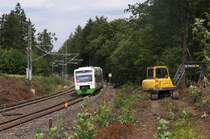 Im Vogtland wird noch flei�ig gebaut. - Elektrifizierung, teilweise neue Gleise und auch neue Sicherungsanlagen und besonders neue Br�ckenbauwerke, es wird flei�ig im Vogtland gebaut um die Sachsen-Franken-Magistrale zu modernisieren.
Das Teilst�ck Reichenbach (Vogtland) bis Plauen oberer Bahnhof ist fertiggestellt, sodass aus Leipzig und Dresden schon elektrische gefahren werden kann.
Auswirkungen auf den Personenverkehr im Bereich des Sachsen-Franken Express soll es bis Ende 2014 noch nicht geben aber auch hier will die DB die L�nder mehr zur Kasse bitten, wobei der s�chsische Verkehrsminister (FDP) den Zweckverb�nden die Mittel stark k�rzen m�chte!
Ansonsten g�be es eine Verbindung nach bayern nur noch mit Umsteigen in Hof.

Die Erfurter Bahn betreibt die Strecke Gera - Hof, die zwischen Mehltheuer und Hof auf der Trasse des Sachsen-Franken-Express verkehrt.

VT 305 und eine weiter Regio Shuttle der  Elster - Saale - Bahn  haben die Steigung bei Reuth fast erklommen, hier liegt der Scheitelpunkt der Strecke bei fast 580 H�henmetern.
Bahnstrecke 6362 Leipzig - Hof am 17.08.2013