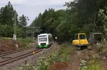 Im Vogtland wird noch flei�ig gebaut. - Elektrifizierung, teilweise neue Gleise und auch neue Sicherungsanlagen und besonders neue Br�ckenbauwerke, es wird flei�ig im Vogtland gebaut um die Sachsen-Franken-Magistrale zu modernisieren.
Das Teilst�ck Reichenbach (Vogtland) bis Plauen oberer Bahnhof ist fertiggestellt, sodass aus Leipzig und Dresden schon elektrische gefahren werden kann.
Auswirkungen auf den Personenverkehr im Bereich des Sachsen-Franken Express soll es bis Ende 2014 noch nicht geben aber auch hier will die DB die L�nder mehr zur Kasse bitten, wobei der s�chsische Verkehrsminister (FDP) den Zweckverb�nden die Mittel stark k�rzen m�chte!
Ansonsten g�be es eine Verbindung nach bayern nur noch mit Umsteigen in Hof.

Die Erfurter Bahn betreibt die Strecke Gera - Hof, die zwischen Mehltheuer und Hof auf der Trasse des Sachsen-Franken-Express verkehrt.

VT 305 und eine weiter Regio Shuttle der  Elster - Saale - Bahn  haben die Steigung bei Reuth fast erklommen, hier liegt der Scheitelpunkt der Strecke bei fast 580 H�henmetern.
Bahnstrecke 6362 Leipzig - Hof am 17.08.2013